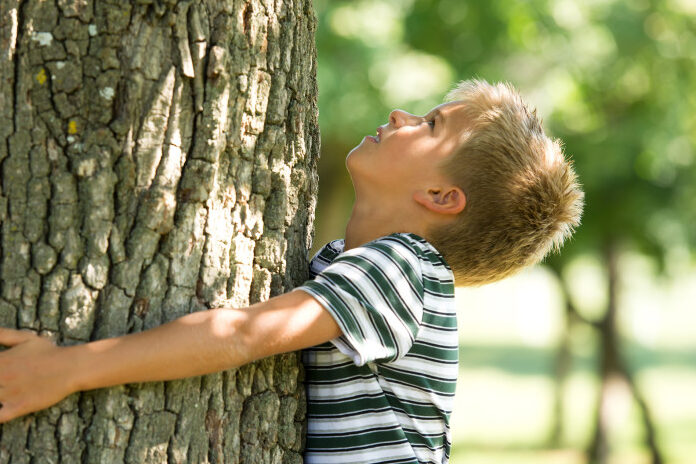 programmid-bigstock-Little-boy-hugging-a-tree-Con-61340387-edit-881x587