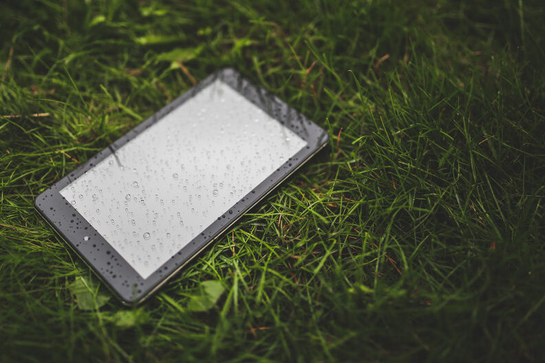 tahvelarvutid-grass-lawn-technology-tablet-edit-881x587